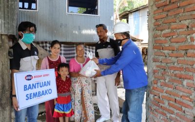 Bagi Sembako Untuk Warga Terdampak Covid-19 di Dua Kabupaten