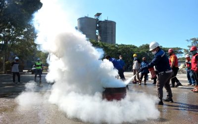 Karyawan Belajar Jadi Pemadam Kebakaran di Area Kerja Masing Masing