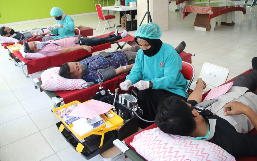 Peringati Hari Donor Darah Sedunia, Karyawan Ramai Ramai Donor