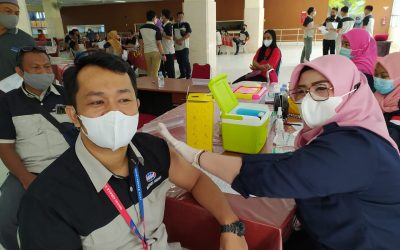 Polres Maros Boyong Vaksin Astra Seneca ke Pabrik Bosowa